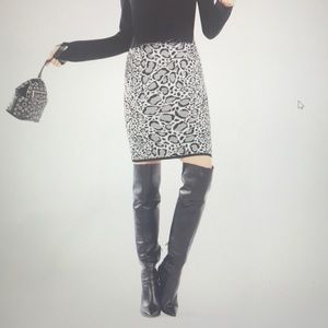 BCBG PENCIL SKIRT BLACK/WHITE ANIMAL PRINT